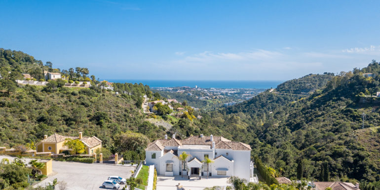 masterpiece-villa-with-sea-views-in-el-madronyal-12